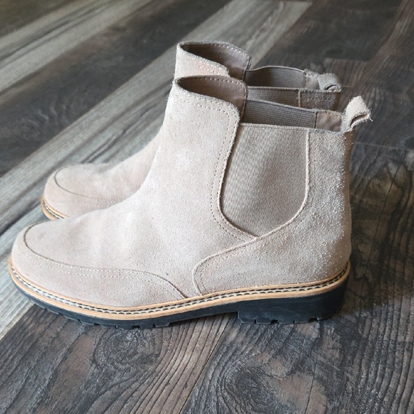 Me Too Women's Tan Suede Chukka Boots - Picture 1 of 8